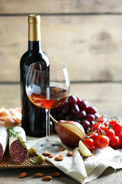 Naturaleza muerta con varios tipos de comida italiana y vino — Foto de Stock