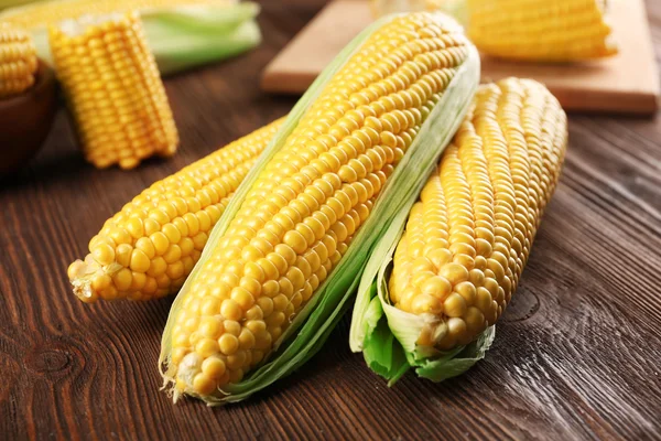 Ripe corn on wooden background — Stock Photo, Image