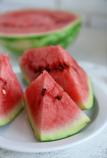 Watermeloen gesneden op plaat close-up — Stockfoto