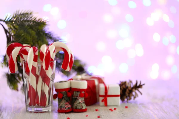 Boże Narodzenie Candy laski w szkło na stole na jasnym tle — Zdjęcie stockowe