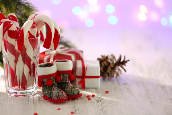 Christmas Candy Canes in glas op tafel op lichte achtergrond — Stockfoto
