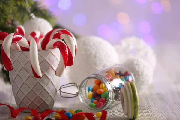 Рождественские конфеты трости в чашке на столе на светлом фоне — стоковое фото