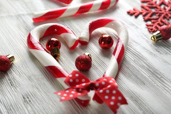 Bonbons de Noël Canes sur table close-up — Photo