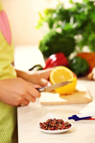 Žena se mísí pepř koření a citron — Stock fotografie