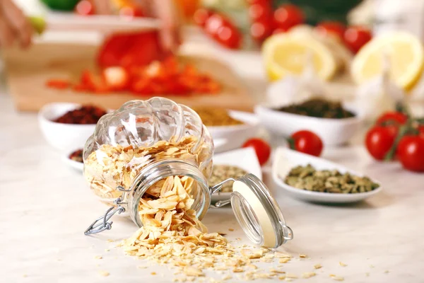 Kacang dalam guci dan berbagai rempah-rempah di atas meja dapur — Stok Foto