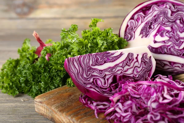 Red cabbage and parsley on wooden table — Stock Photo, Image