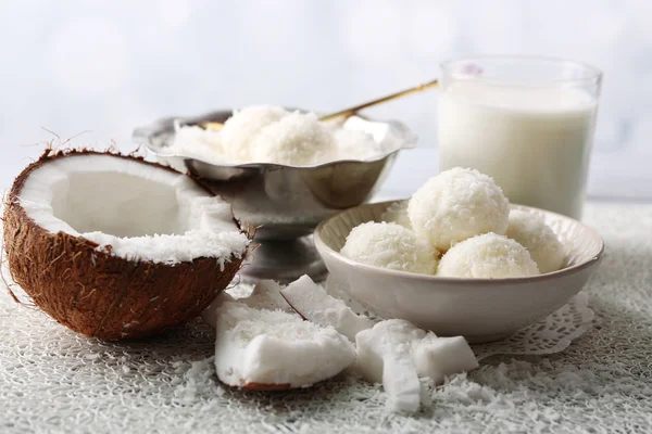 Domácí cukroví kokosové vločky a čerstvý kokos na světlé pozadí — Stock fotografie