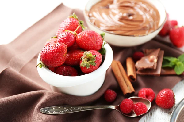 Hermosa composición con crema de chocolate y frambuesas — Foto de Stock