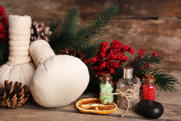 Kerstversiering op houten ondergrond — Stockfoto