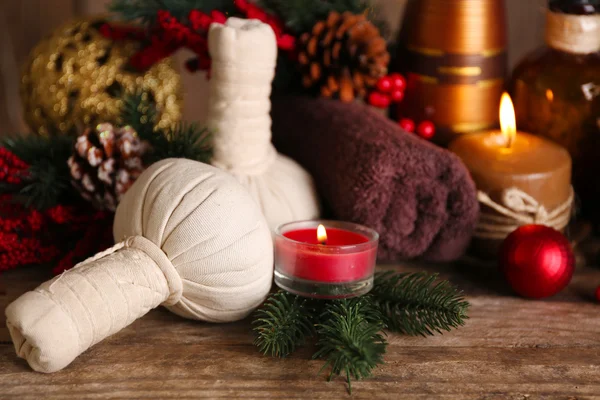 Decorações de Natal em mesa de madeira, close-up — Fotografia de Stock