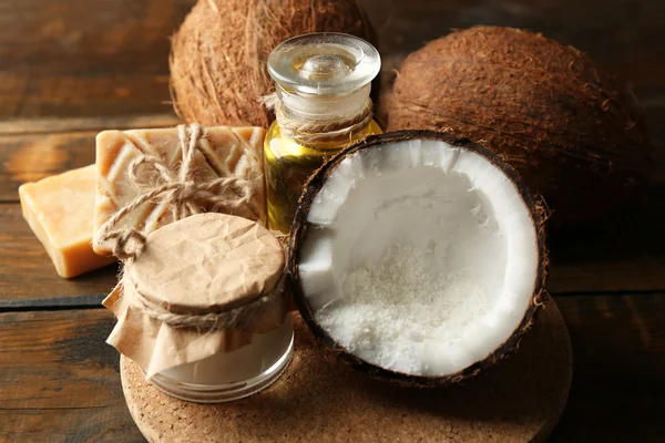 Spa produtos de coco em fundo de madeira escura — Fotografia de Stock