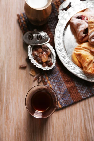 Set de té antiguo con delicia turca y hornear en primer plano de la mesa —  Fotos de Stock