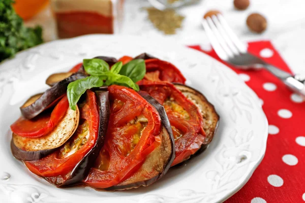 Ratatouille sobre plato, sobre fondo de mesa —  Fotos de Stock