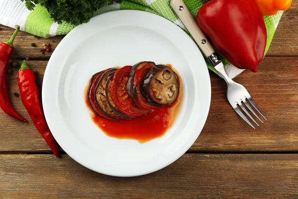 Ratatouille su piatto, sullo sfondo del tavolo — Foto Stock