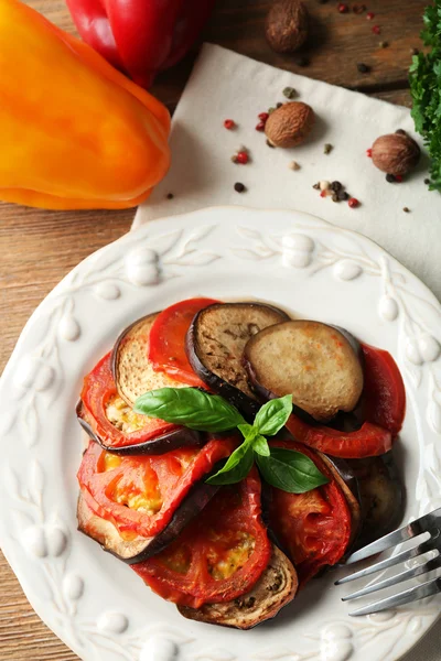 Ratatouille op plaat, op tabelachtergrond — Stockfoto