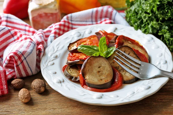 Ratatouille sobre plato, sobre fondo de mesa —  Fotos de Stock