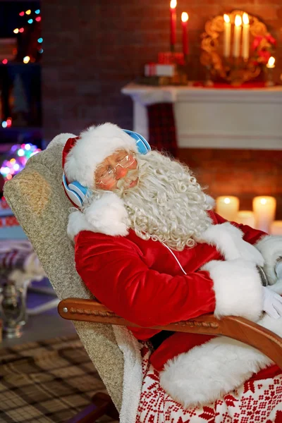 Santa Claus zitten met koptelefoon — Stockfoto