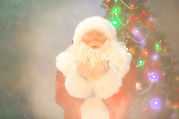 Weihnachtsmann bläst Schnee — Stockfoto