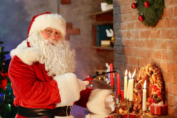 Santa Claus in de buurt van open haard — Stockfoto