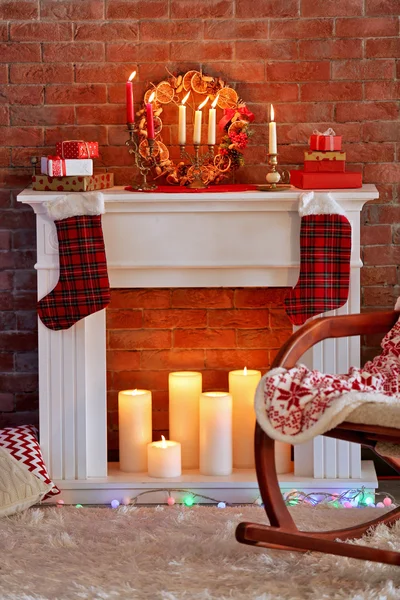 美しいクリスマスの装飾と暖炉 — ストック写真