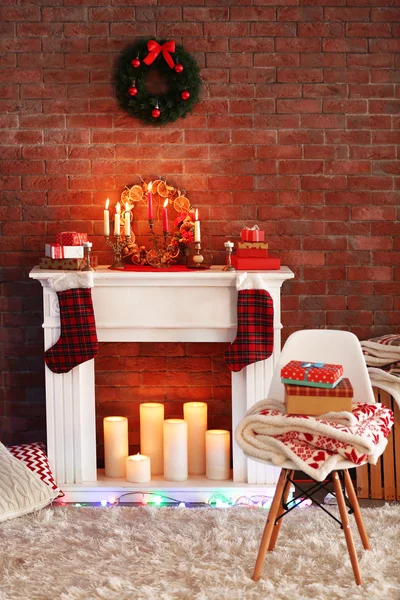 Chimenea con hermosas decoraciones de Navidad — Foto de Stock