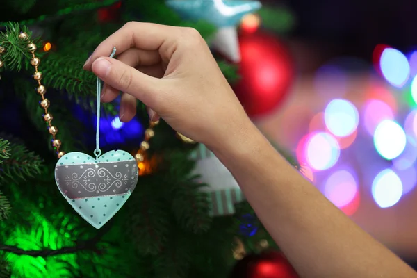 Kerstboom versieren — Stockfoto