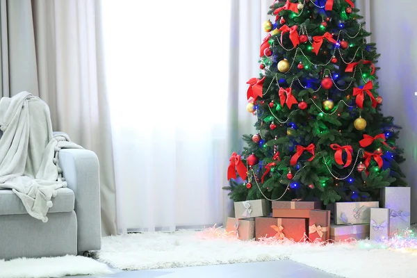 Árvore de Natal perfeita com presentes — Fotografia de Stock