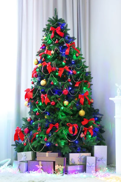 Τέλειο χριστουγεννιάτικο δέντρο με τα δώρα — Φωτογραφία Αρχείου