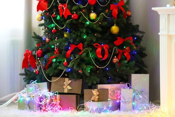 Perfecte kerstboom met geschenken — Stockfoto