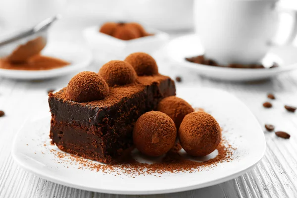 Segment van chocolate cake met een truffel op plaat close-up — Stockfoto