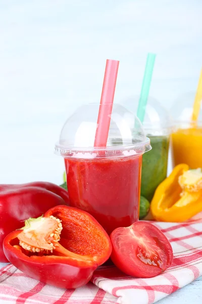 Jugo fresco mezclar frutas, bebidas saludables sobre fondo de madera de color —  Fotos de Stock