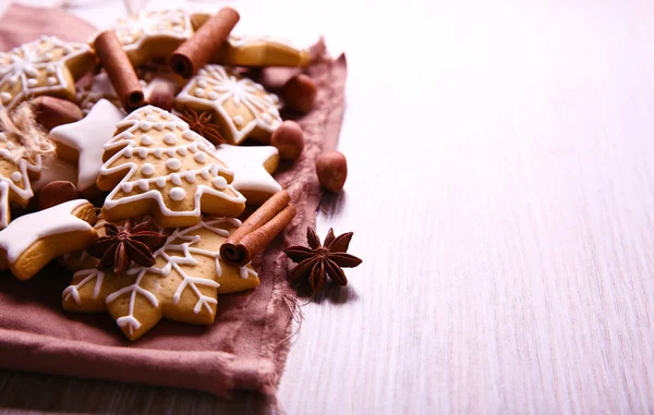 Biscuits de Noël aux épices sur table en bois — Photo