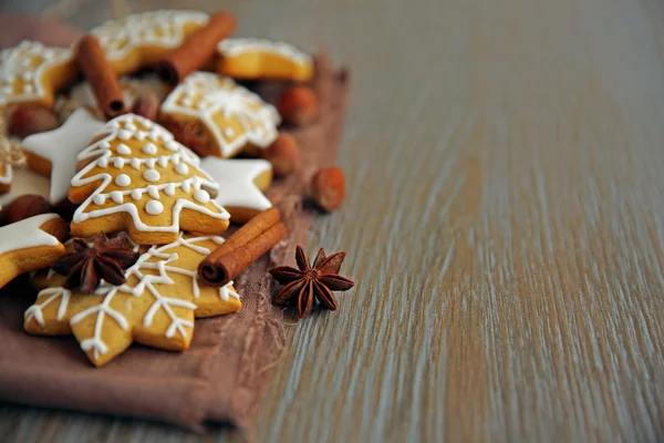 圣诞饼干与香料木制的桌子上 — 图库照片