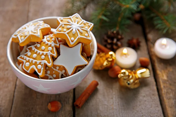 Plätzchen mit Gewürzen und Weihnachtsdekor, auf Holztisch — Stockfoto