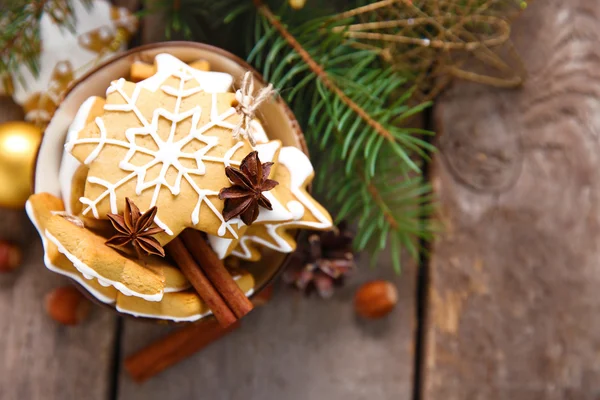 Soubory cookie s kořením a vánoční výzdobu, na dřevěný stůl — Stock fotografie