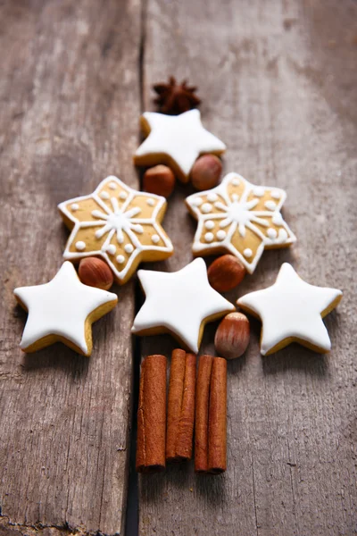 Albero di Natale di biscotti, su tavolo di legno — Foto Stock