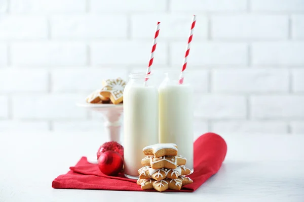 Schöne Komposition mit Weihnachtsgebäck und Milch — Stockfoto