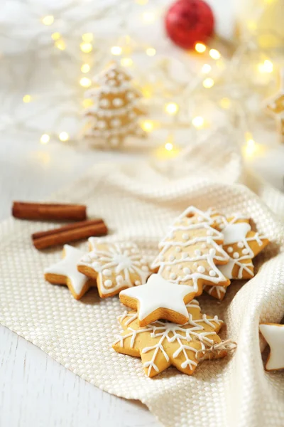 Schöne Plätzchen mit Weihnachtsdekor — Stockfoto