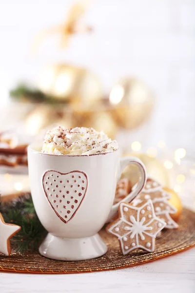 Bella composizione con tazza di cappuccino e biscotti di Natale — Foto Stock