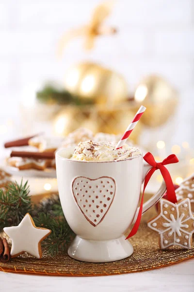 Bela composição com xícara de cappuccino e biscoitos de Natal — Fotografia de Stock