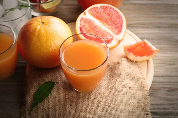 Citrusjuice med is och färsk frukt på skärbräda — Stockfoto