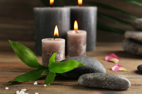 Candles with flowers and pebbles — Stock Photo, Image