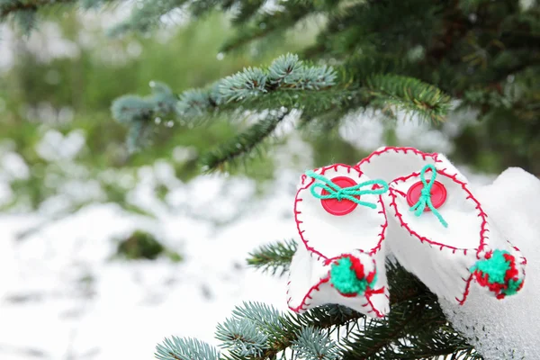 Weihnachtsspielzeug auf Tanne — Stockfoto