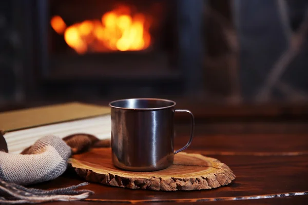 Libro y taza con bebida caliente — Foto de Stock