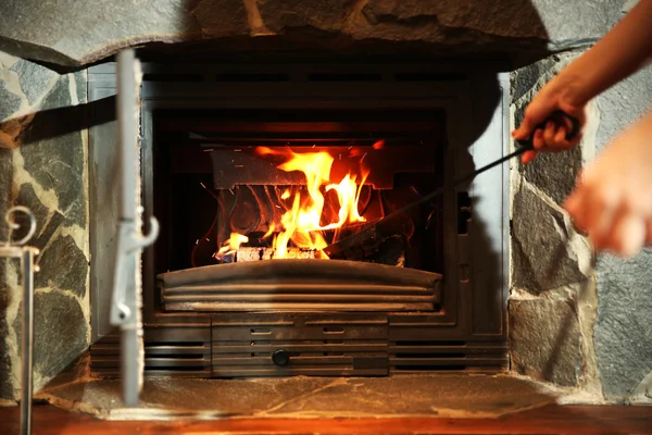Fuego en chimenea confortable — Foto de Stock