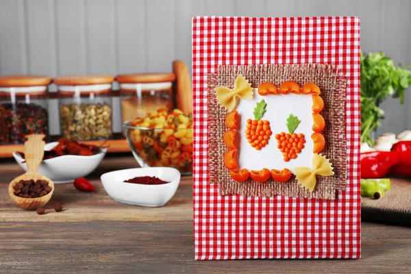 Receptbok och ingredienser för matlagning på ett bord i köket — Stockfoto