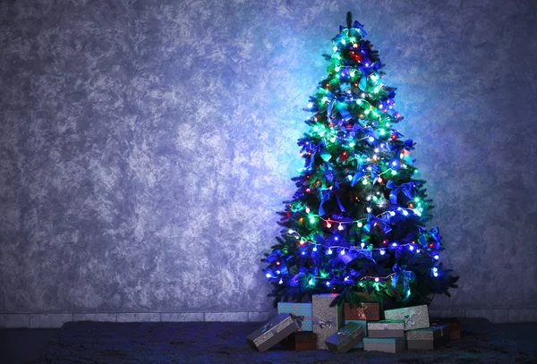 Árvore de Natal em uma sala no fundo da parede — Fotografia de Stock