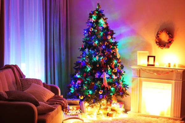 Kerstboom in een kamer op de achtergrond van venster — Stockfoto