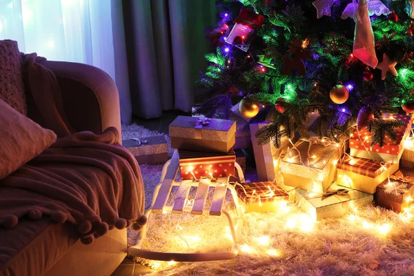 Árbol de Navidad en una habitación en el fondo de la ventana — Foto de Stock