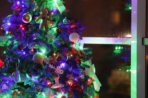 Árbol de Navidad sobre fondo de ventana — Foto de Stock